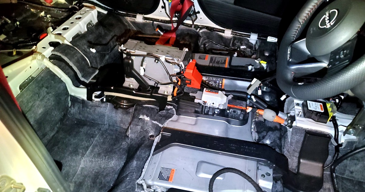 日産ノートオーラNISMO（FE13）室内フロア分解中の様子（静音化・デッドニング）