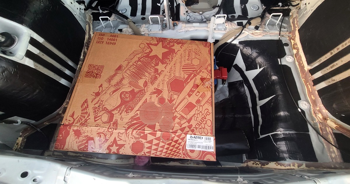 オーラNISMOのリアラゲッジ床下。制振材施工の様子（作業途中）